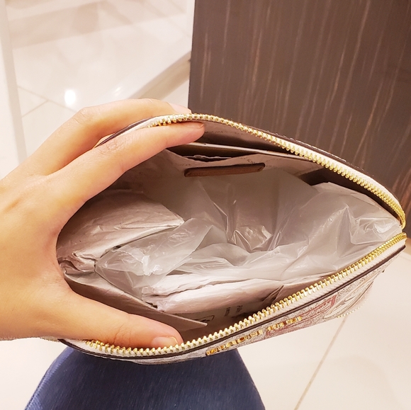 MICHAEL KORS ASPEN LG MULTI FUNCTION TRAVEL POUCH - Picture 5 of 6